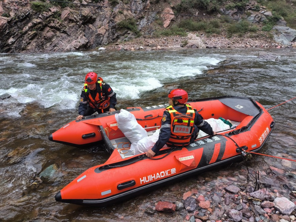 暴雨封路！济源市应急管理与救援协会紧急横渡救援患病老人