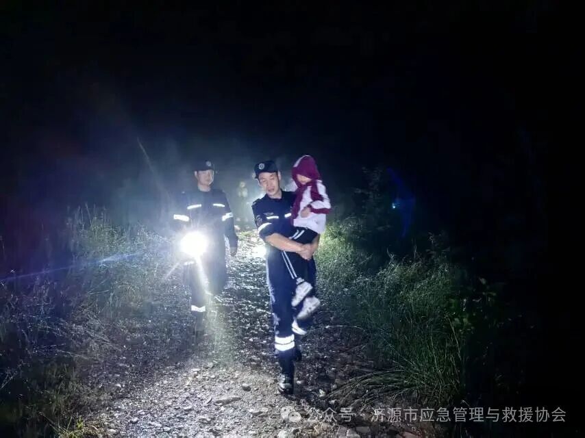 雨夜深山紧急搜救！济源应急管理与救援协会找回迷路母子